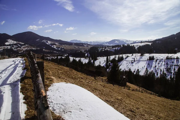 tepeler Verhovyna köyü yakınındaki görünümü kar kaplı