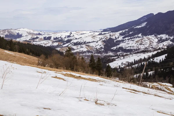 tepeler Verhovyna köyü yakınındaki görünümü kar kaplı