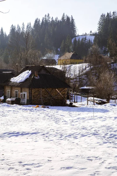 在维霍瓦纳村附近可以看到被雪覆盖的丘陵 — 图库照片