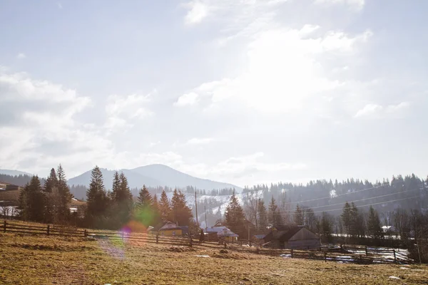 Vista Sulle Colline Innevate Vicino Villaggio Verhovyna — Foto Stock