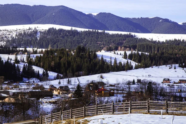 tepeler Verhovyna köyü yakınındaki görünümü kar kaplı