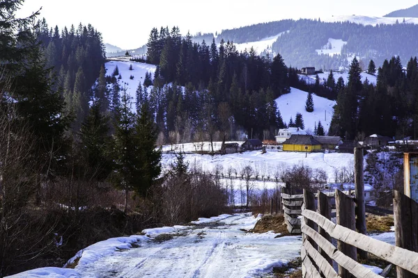 tepeler Verhovyna köyü yakınındaki görünümü kar kaplı