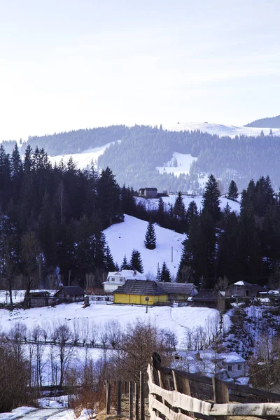 tepeler Verhovyna köyü yakınındaki görünümü kar kaplı