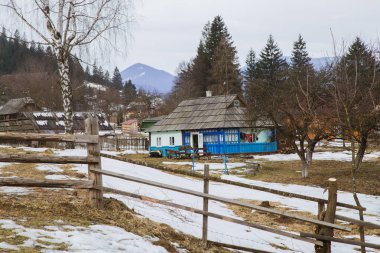 dağlar ve ormanlar kış sezonu çevrili Verhovyna köyün görünümü  