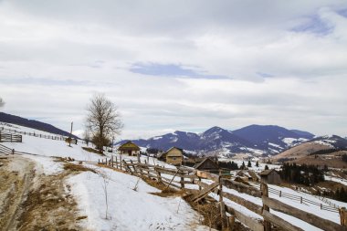 dağlar ve ormanlar kış sezonu çevrili Verhovyna köyün görünümü  