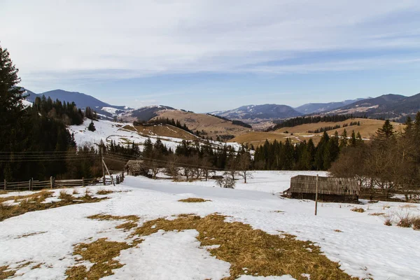 Προβολή Του Χιονιού Που Καλύπτει Λόφους Κοντά Στο Χωριό Verhovyna — Φωτογραφία Αρχείου
