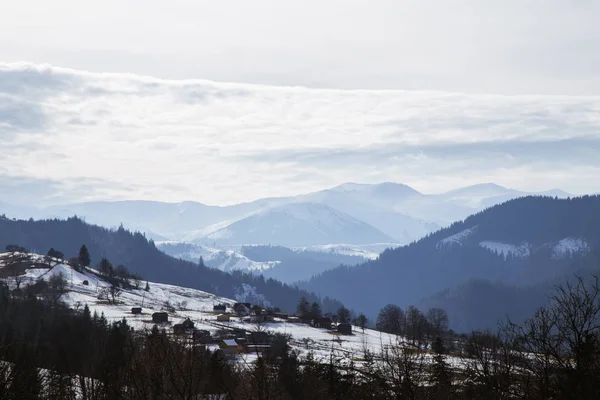 在维霍瓦纳村附近可以看到被雪覆盖的丘陵 — 图库照片