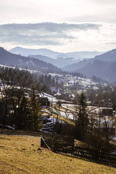 Pohled Sněhu Zahrnuty Kopci Nedaleko Vesnice Verhovyna — Stock fotografie