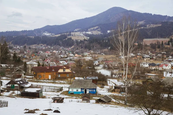 Pohled Verhovyna Vesnice Obklopené Horami Lesy Zimní Sezóně — Stock fotografie