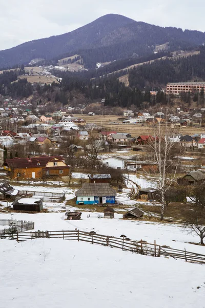 Blick Auf Verhovyna Dorf Umgeben Von Bergen Und Wäldern Der — Stockfoto