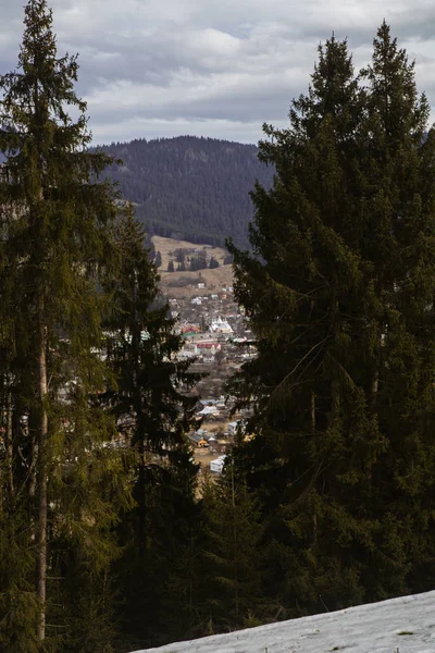 Pohled Verhovyna Vesnice Obklopené Horami Lesy Zimní Sezóně — Stock fotografie