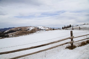 tepeler Verhovyna köyü yakınındaki görünümü kar kaplı