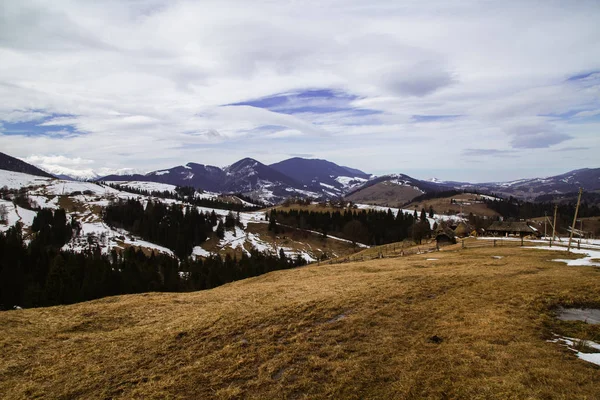 Vista Del Pueblo Verhovyna Rodeado Montañas Bosques Temporada Invierno — Foto de Stock