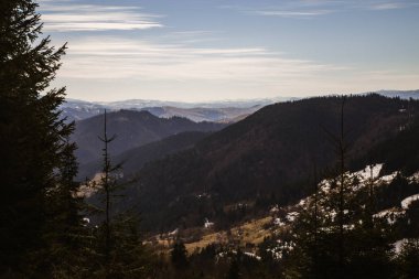 Gündüz, Kryvorivnya Köyü yakınındaki dağların doğal görünümü