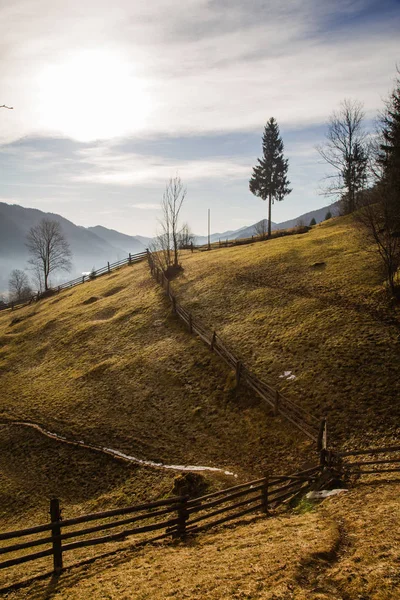 Kryvorivnya Köyü yakınındaki Hills gündüz göster