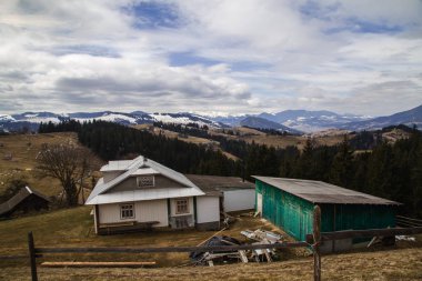 gün içinde Synytsi yakınlarındaki dağların doğal manzarası, Verhovyna Köyü