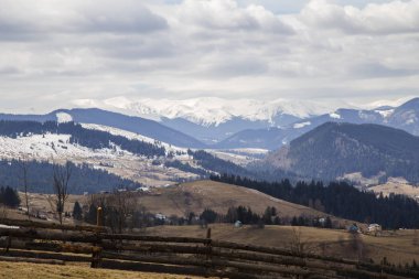gün içinde Synytsi yakınlarındaki dağların doğal manzarası, Verhovyna Köyü