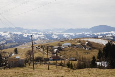 gün içinde Synytsi yakınlarındaki dağların doğal manzarası, Verhovyna Köyü