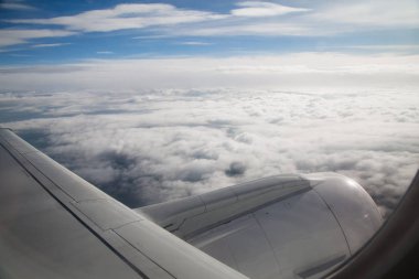 düzlem penceresinden bulutların üzerinde görüntüleme