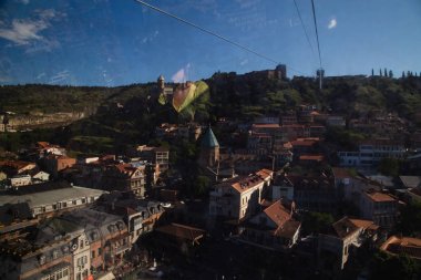 gündüz Tiflis şehir sokaklarında teleferik görünümü, Gürcistan