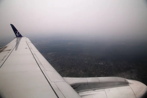 Blick Über Wolken Durch Flugzeugfenster — Stockfoto