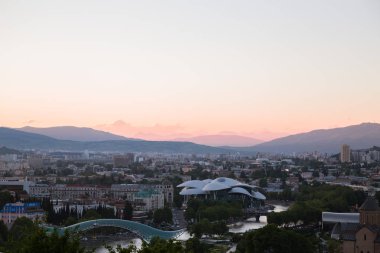 Sunset arka planda Tiflis şehir havadan görünümü 
