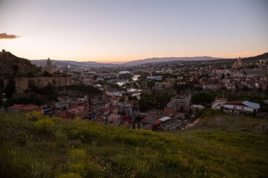 Sunset arka planda Tiflis şehir havadan görünümü 