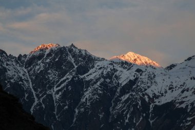 dağlar, Stepantsmindu, Gürcistan kar kaplı üst görünümü