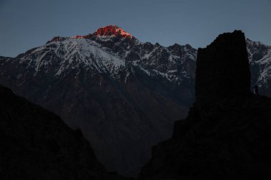 dağlar, Stepantsmindu, Gürcistan kar kaplı üst görünümü