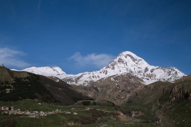 dağlar altında Stepantsmindu kasaba görünümü, Gürcistan