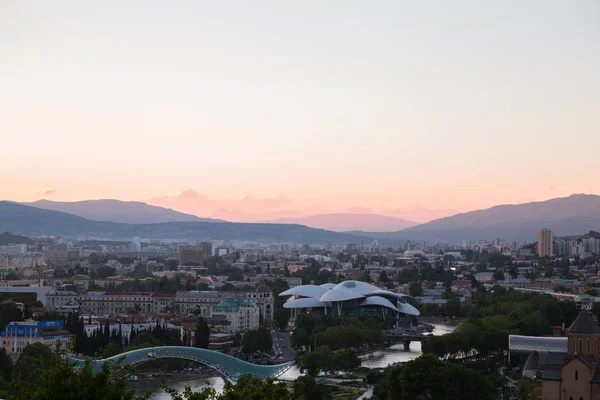Sunset arka planda Tiflis şehir havadan görünümü 