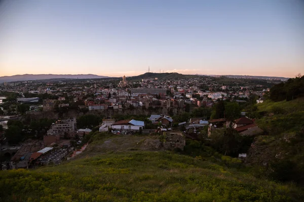 Sunset Arka Planda Tiflis Şehir Havadan Görünümü — Stok fotoğraf