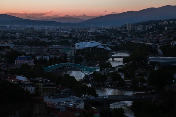 Luftaufnahme Der Stadt Tiflis Auf Dem Hintergrund Des Sonnenuntergangs — Stockfoto