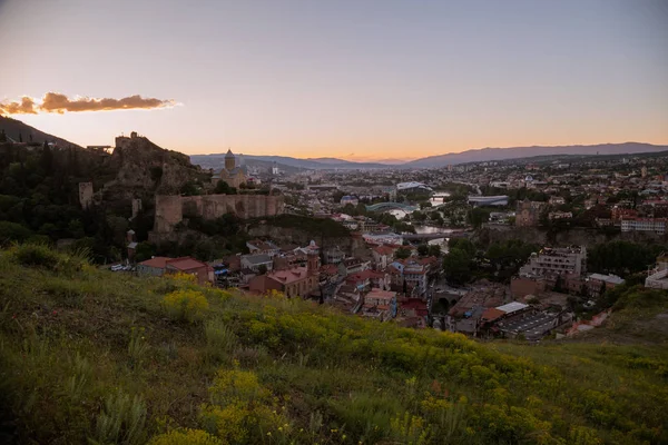 Sunset Arka Planda Tiflis Şehir Havadan Görünümü — Stok fotoğraf