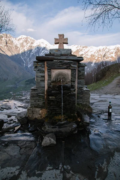 Vista Fonte Cristã Fundo Das Montanhas Tbilisi — Fotografia de Stock