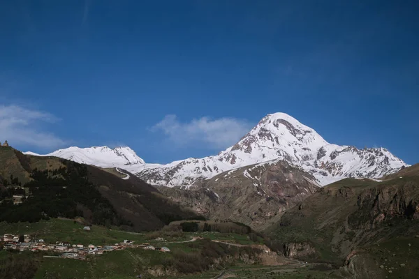 dağlar altında Stepantsmindu kasaba görünümü, Gürcistan