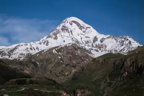 Θέα Στο Χιόνι Που Καλύπτεται Κορυφές Των Βουνών Stepantsmindu Γεωργία — Φωτογραφία Αρχείου
