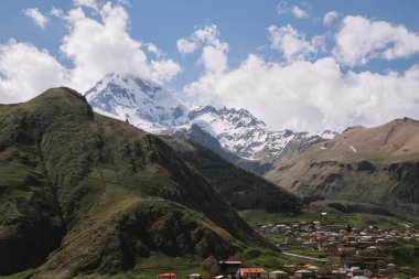 dağlar altında Stepantsmindu kasaba görünümü, Gürcistan