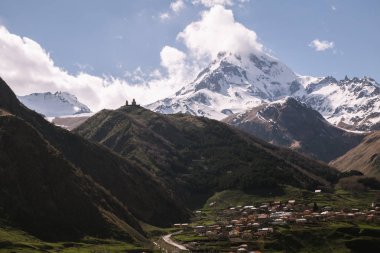 dağlar altında Stepantsmindu kasaba görünümü, Gürcistan