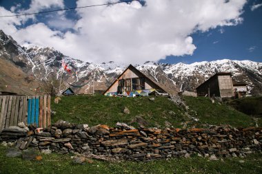 dağlar altında Stepantsmindu kasaba görünümü, Gürcistan