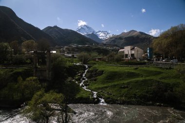dağlar altında Stepantsmindu kasaba görünümü, Gürcistan