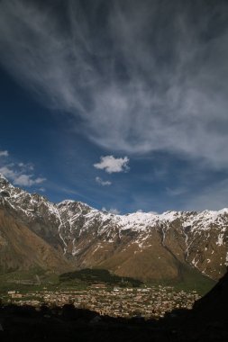 dağlar altında Stepantsmindu kasaba görünümü, Gürcistan