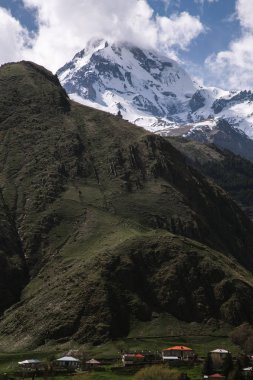 dağlar altında Stepantsmindu kasaba görünümü, Gürcistan