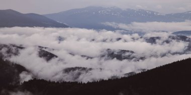 sisle çevrili Kukul Dağı'nın zirvelerinin görünümü, Yaremche, Ukrayna