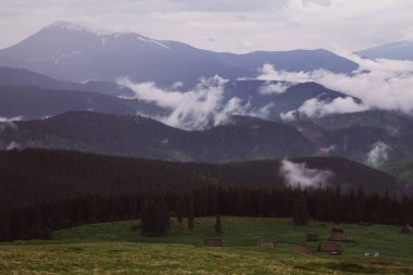 sisle çevrili Kukul Dağı'nın zirvelerinin görünümü, Yaremche, Ukrayna