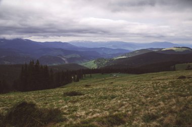 sisle çevrili Kukul Dağı'nın zirvelerinin görünümü, Yaremche, Ukrayna