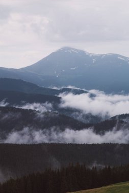 sisle çevrili Kukul Dağı'nın zirvelerinin görünümü, Yaremche, Ukrayna