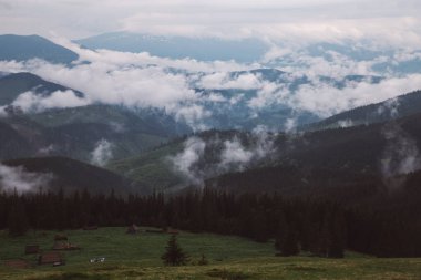 sisle çevrili Kukul Dağı'nın zirvelerinin görünümü, Yaremche, Ukrayna