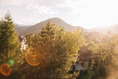 güneşli bir günde evleri ile Yaremche şehir görünümü, Ukrayna