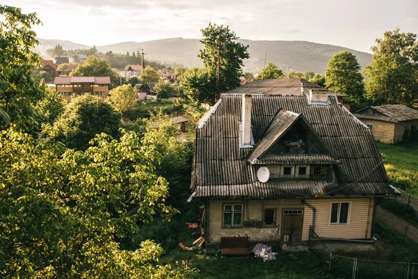 晴れた日に家を持つヤレムチェの町の眺め ウクライナ — ストック写真